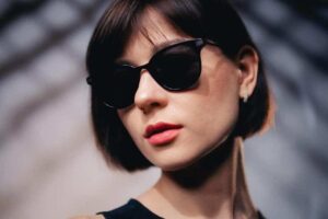 дама в рекламных солнцезащитных очках.jpg